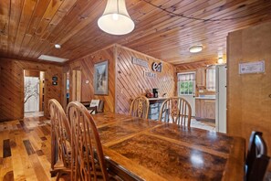 Dining - Beautiful Ranch Log Cabin in the picturesque mountains of Red River Gorge, KY (Campton)