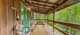 Lovely, Quaint, Hot Tub Cabin, fiber optic Wi-Fi, on pond with fabulous view!