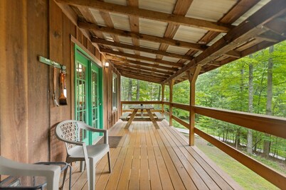 Lovely, Quaint, Hot Tub Cabin, fiber optic Wi-Fi, on pond with fabulous view!