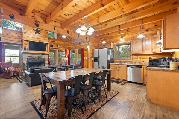 Fridge, microwave, oven, stovetop - Nestled in a scenic backdrop with captivating mountain valley view (Rogers)