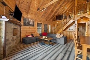 Smart TV, fireplace, video games, stereo - Phenomenal View! Hot Tub, Pool Table, Bar, Internet, Second Den, Satellite TV (Zoe)