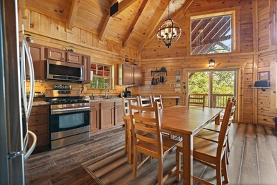 Phenomenal View! Hot Tub, Pool Table, Bar, Internet, Second Den, Satellite TV