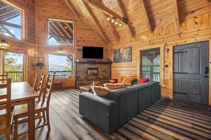 Smart TV, fireplace, video games, stereo - Phenomenal View! Hot Tub, Pool Table, Bar, Internet, Second Den, Satellite TV (Zoe)