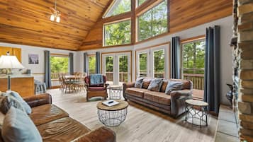 Una Smart TV, una chimenea, un reproductor de DVD