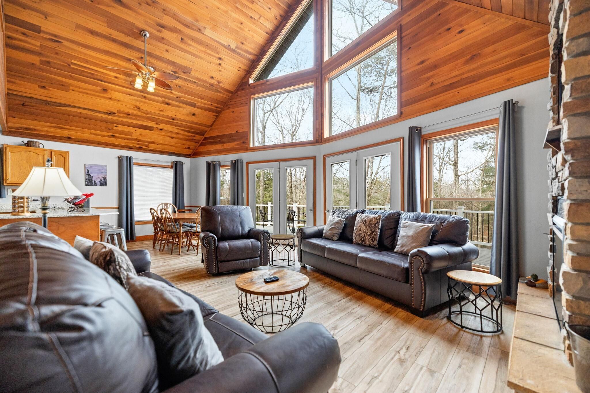 Smart-tv, eldstad och dvd-spelare