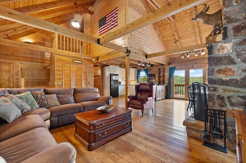 Large Luxury Log Cabin, Sleeps-13, Spectacular view! Loaded with ammenities!