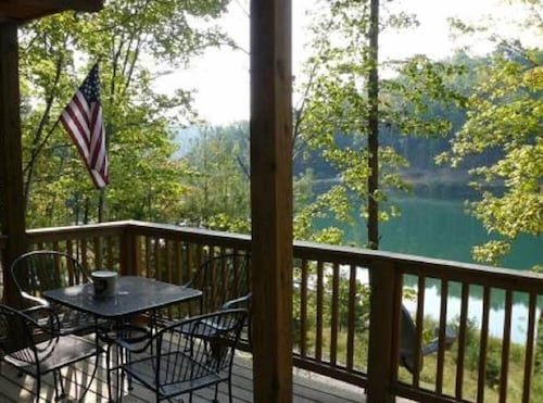 Beautiful lake cabin, relaxing spot to get-a-way and enjoy a fantastic view.