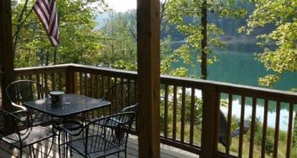 Beautiful lake cabin, relaxing spot to get-a-way and enjoy a fantastic view.