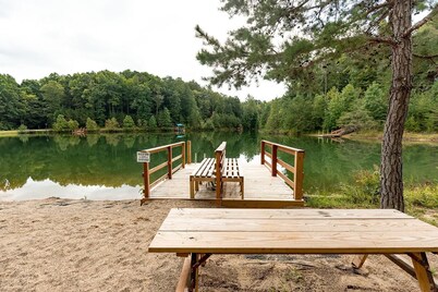 Beautiful lake cabin, relaxing spot to get-a-way and enjoy a fantastic view.