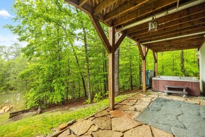 Outdoor spa tub