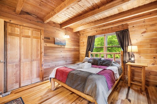 Large Log home, private pond with dock, pool table, hot tub & internet.
