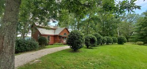 Exterior - Inviting and charming, 3-BR, 2-BA log cabin with phenomenal view! King Beds. (Rogers)