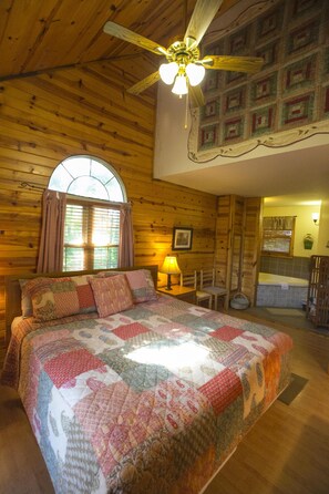 3 bedrooms, free WiFi, bed sheets - Inviting and charming, 3-BR, 2-BA log cabin with phenomenal view! King Beds. (Rogers)