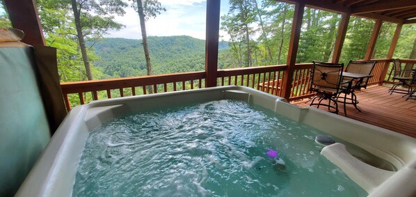 Outdoor spa tub - Inviting and charming, 3-BR, 2-BA log cabin with phenomenal view! King Beds. (Rogers)