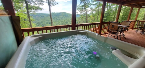 Inviting and charming, 3-BR, 2-BA log cabin with phenomenal view! King Beds.