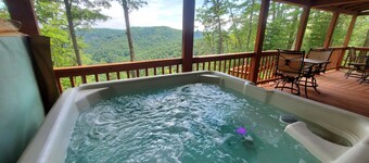 Inviting and charming, 3-BR, 2-BA log cabin with phenomenal view! King Beds.