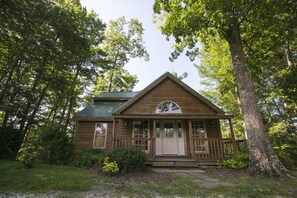 Exterior - Inviting and charming, 3-BR, 2-BA log cabin with phenomenal view! King Beds. (Rogers)