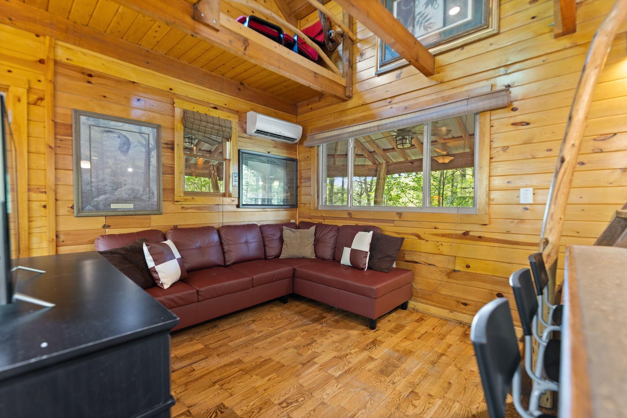 New, Artisan Style, Cozy, Secluded, 2-BR, Sauna, Hot Tub, Wi-Fi