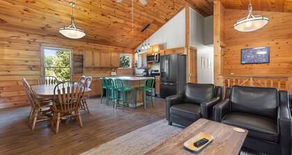 Spacious cabin with 2 living rooms!