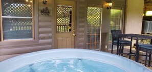 Outdoor spa tub - Spacious cabin with 2 living rooms! (Rogers)