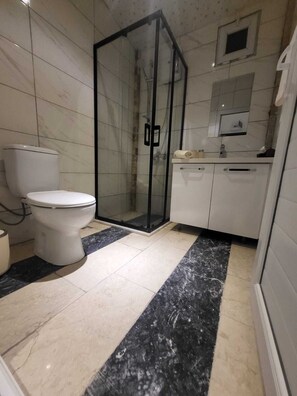 Apartment | Bathroom | Shower, hair dryer, towels