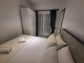 Apartment | 1 bedroom, desk, bed sheets