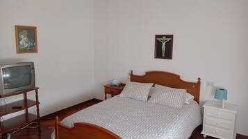 4 slaapkamers, een bureau, een strijkplank/strijkijzer, gratis wifi