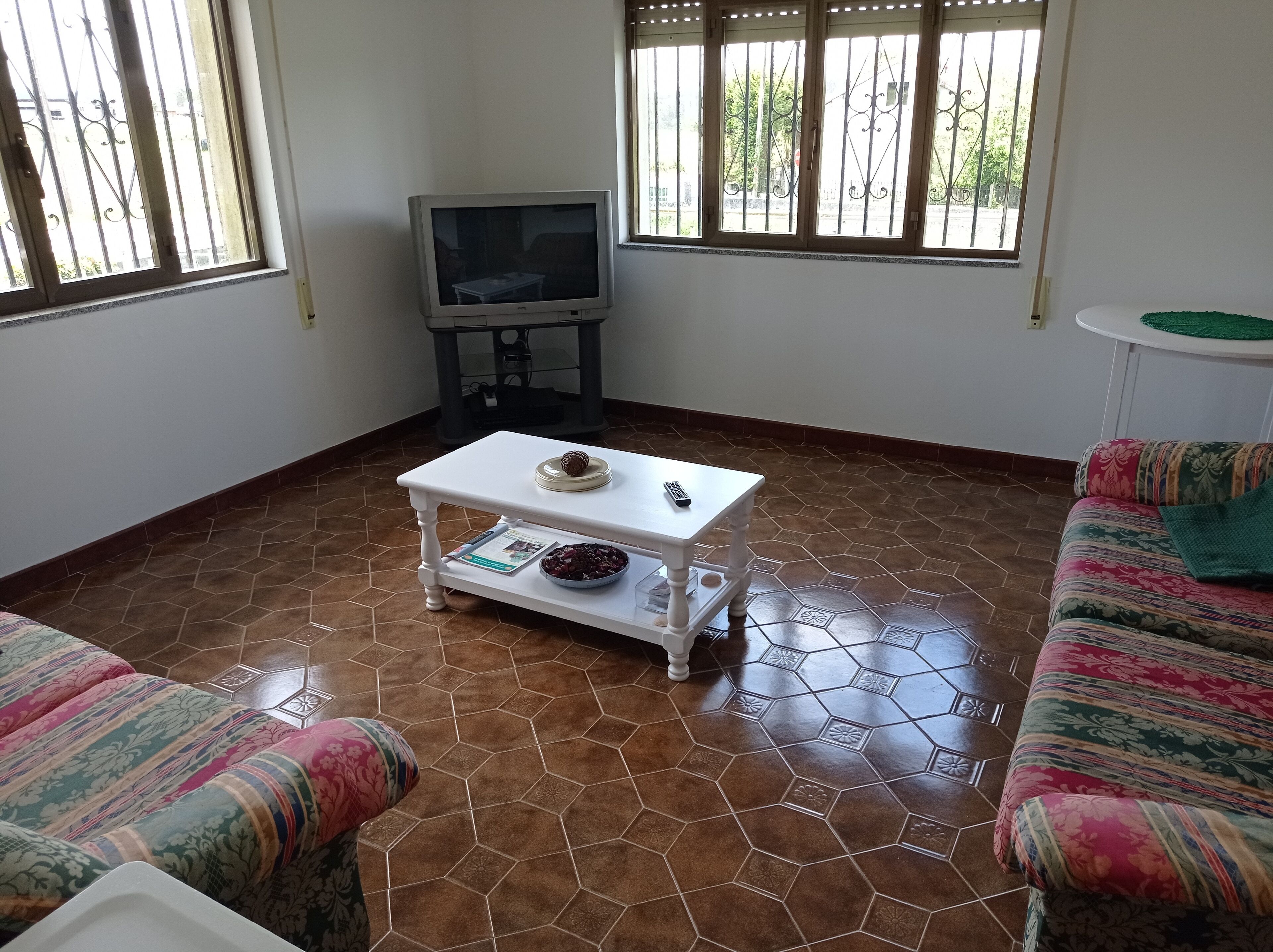 TV, mesa de pingue-pongue, livros