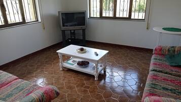 TV, mesa de pingue-pongue, livros