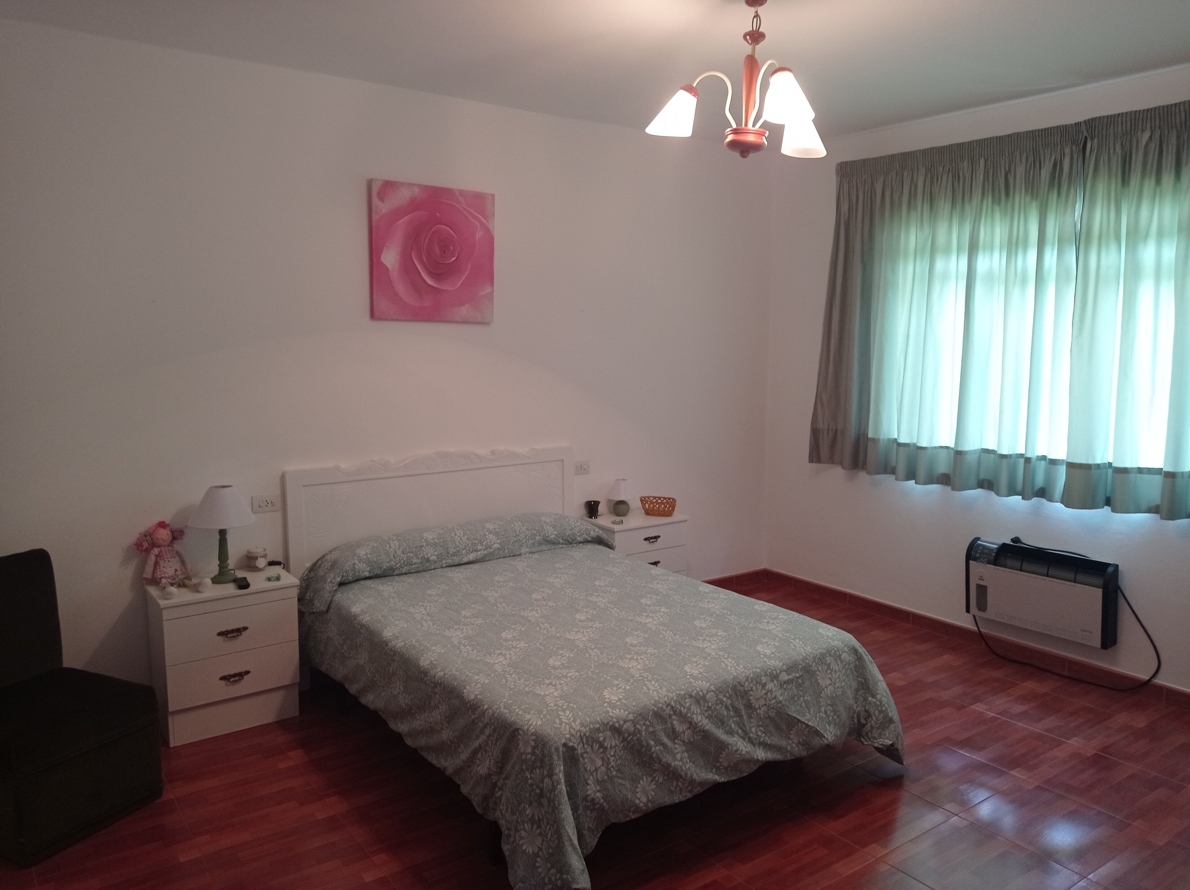 4 bedrooms, desk, iron/ironing board, free WiFi