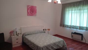 4 bedrooms, desk, iron/ironing board, free WiFi