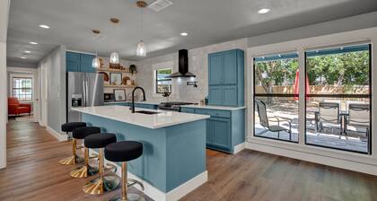 750 Steps from Main St. Remodeled Modern Farmhouse w/Hot Tub