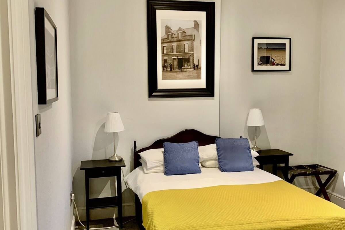 Deluxe Double Room | In-room safe, soundproofing, iron/ironing board, WiFi (free)