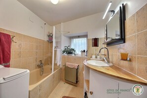 Tina, secadora de cabello, toallas 