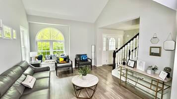 Televisión, chimenea, futbolito, mesa de ping pong