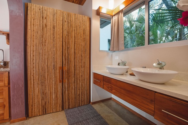 Deluxe Studio Suite | Bathroom