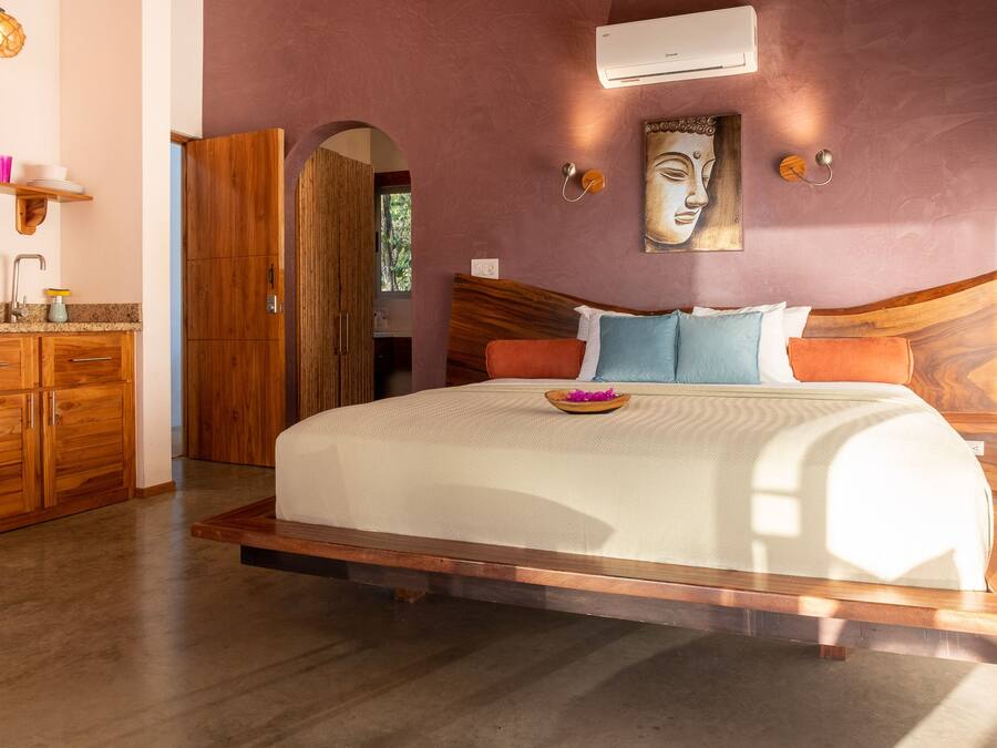 Premium bedding, in-room safe, individually decorated