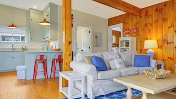 家庭村舍 | 起居区 | 32-英寸纯平电视(配备数码频道)