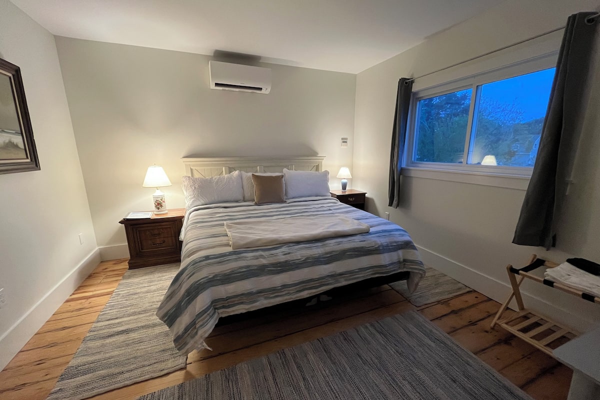Deluxe Suite, 1 King Bed, Kitchenette | 1 bedroom, free WiFi, bed sheets
