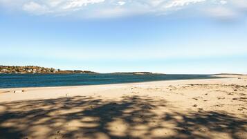En la playa y playa de arena blanca