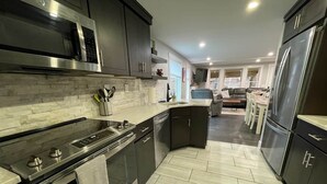 Cafeteira/chaleira, geladeira, micro-ondas, cooktop