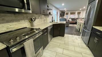 Réfrigérateur, micro-ondes, plaque de cuisson, lave-vaisselle