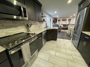 ثلاجة، ميكروويف، موقد طهي مسطح، غسالة أطباق