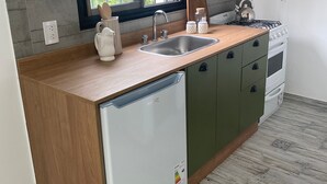A compact kitchen with a built-in dishwasher, a stove, and a sink. - Mitre "The indulgent Experience" (Mendoza)