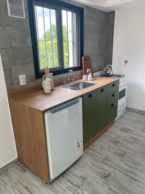Refrigerador, horno, placa de cocina, cafetera/tetera