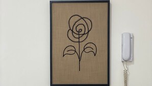 A dining area with a framed artwork of a rose, a telephone, and a table set with yellow bowls and wine glasses. - Mitre "The indulgent Experience" (Mendoza)
