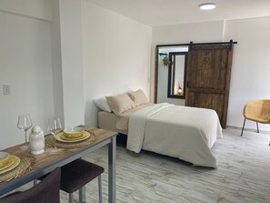 1 habitación, tabla de planchar con plancha, wifi y ropa de cama