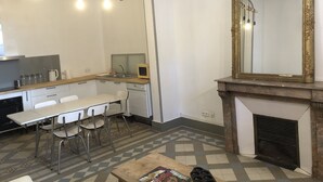 Una cocina compacta con comedor, microondas y chimenea.