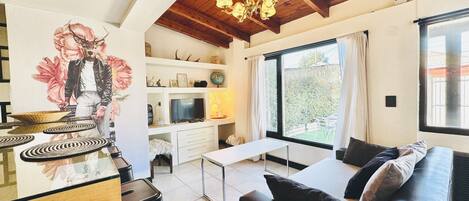 Smart TV, books, stereo