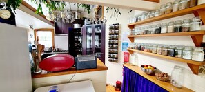 Shared fridge, microwave, dining tables - Dovecote House Bed and Breakfast (Auckland)